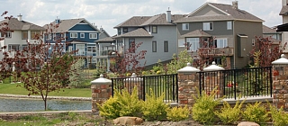An image of homes near a storm pond in North Ridge