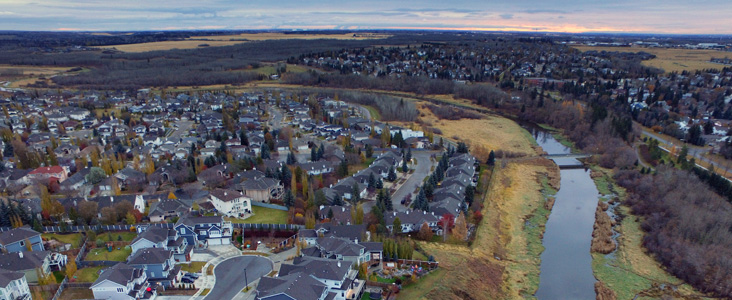 A bird's-eye view of the Oakmont and Kingswood neighbourhoods along the Sturgeon River