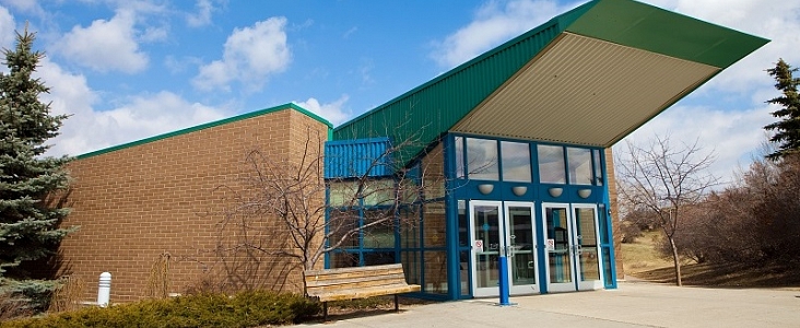 Image of the entrance to Fountain Park Recreation Centre.
