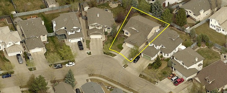 A bird's eye view of a residential property